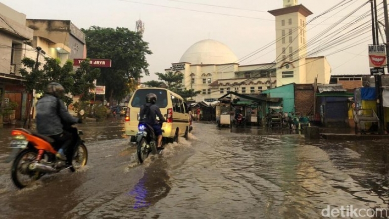 Banjir Mulai Surut, Jalan Dayeuhkolot-Banjaran Sudah Bisa Dilintasi