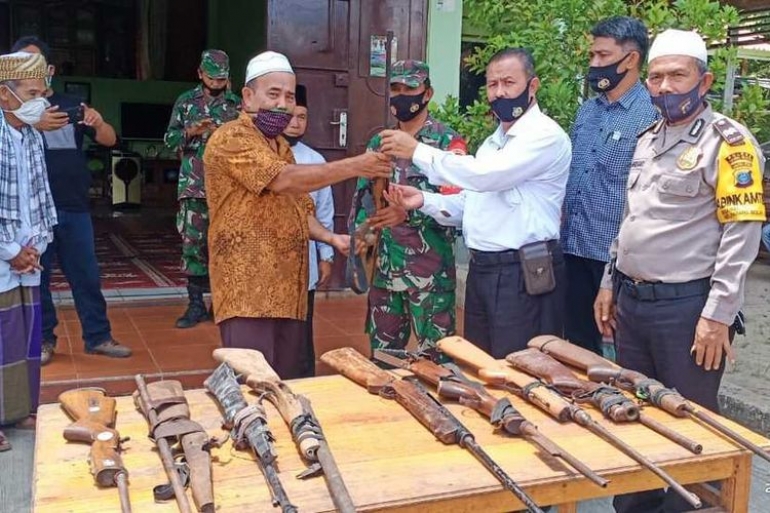 Pemburu Babi Tewas Tertembak, Warga Serahkan 14 Pucuk Senjata ke Polisi