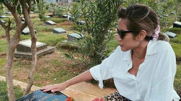 Jelang Menikah, Jessica Iskandar Ziarah Ke Makam Olga Syahputra