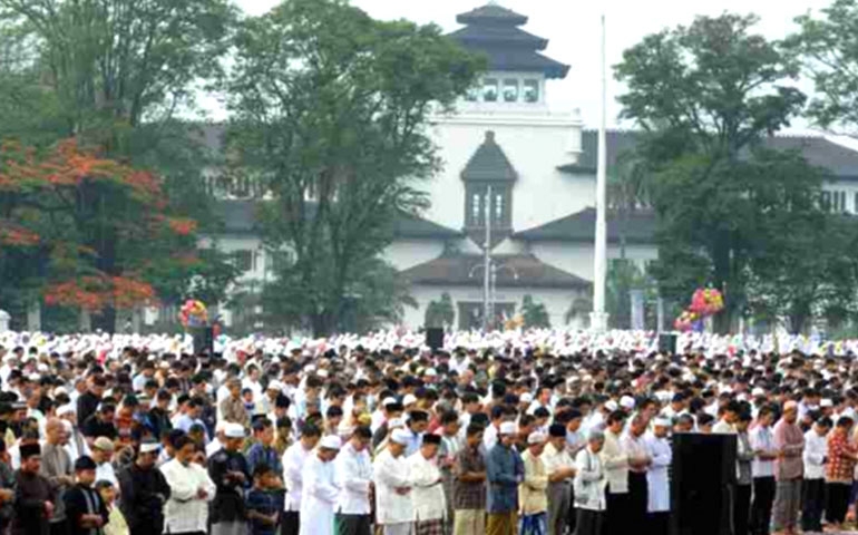 Solat Istiska digasibu,Insya Allah Bandung Turun Hujan