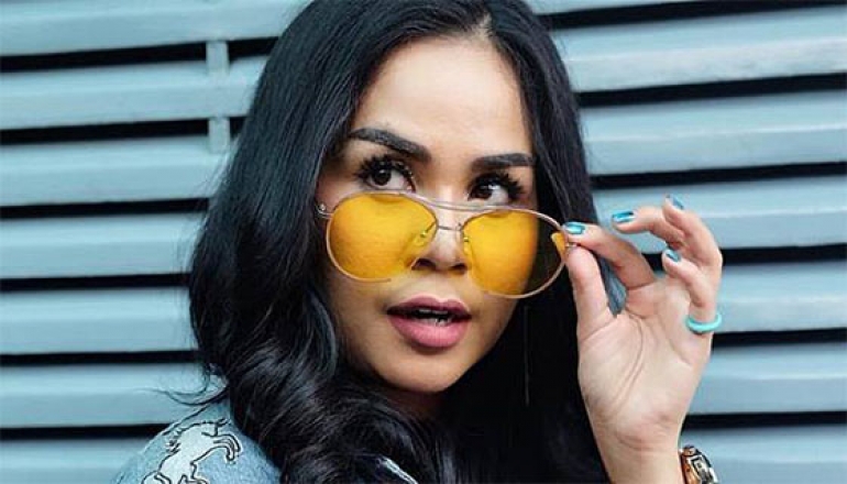 Melaney Ricardo: It Broke My Heart, Mendengar Ledakan Granat di Monas