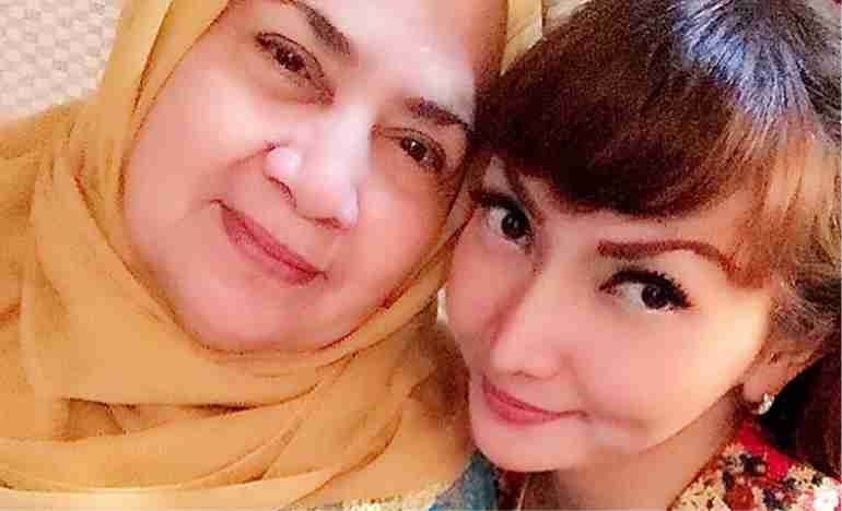 KABAR duka datang dari Roro Fitria,yang ditinggalkan oleh ibunda untuk selama-lamanya.