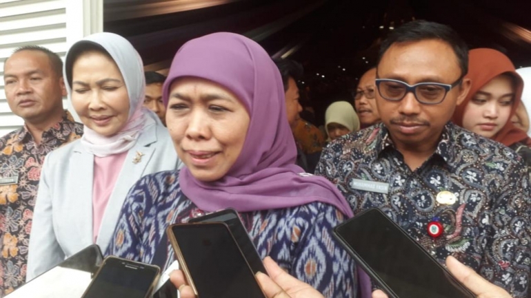 Khofifah Pastikan Sehat dan Selamat Kembali Berkumpul Bersama Keluarga Terkait WNI dari Natuna