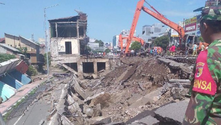 Dua Alat Berat Diterjunkan untuk Normalisasi Sungai Pasca 8 Ruko Ambruk