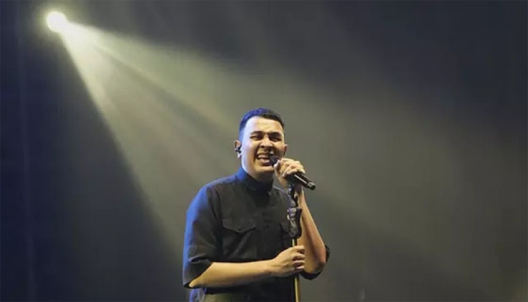 Tulus Bikin Penggemar Baper di Festival Sewindu.