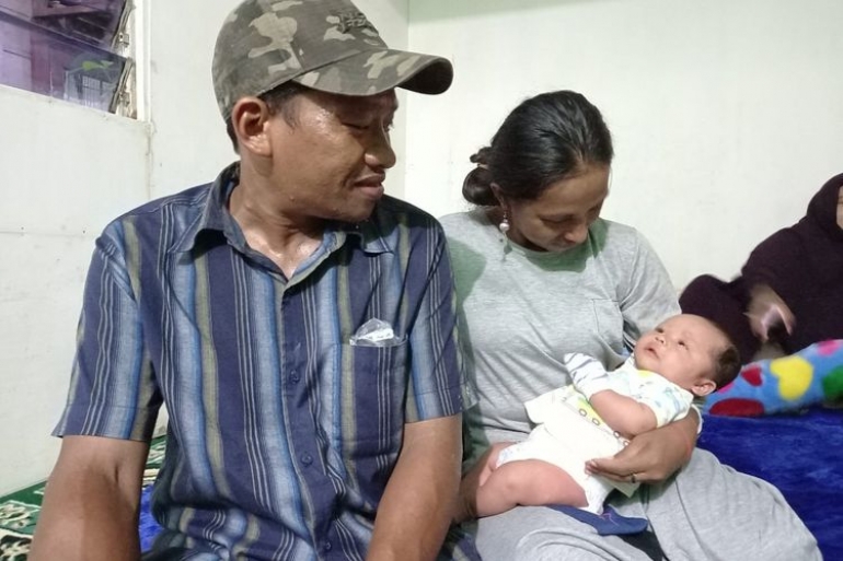 Telat Bayar Kos, Gembok Pintu Diganti Pemilik, Suami Istri dan Bayi 1 Bulan Ini Telantar di Jalan