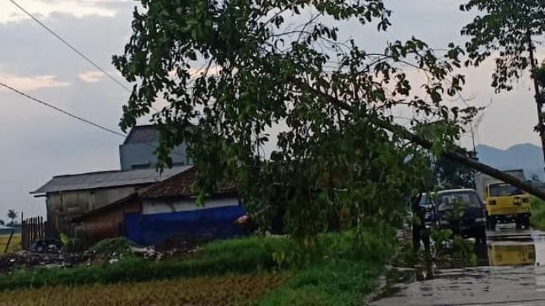 Hujan Es dan Angin Mengguyur Kabupaten Bandung