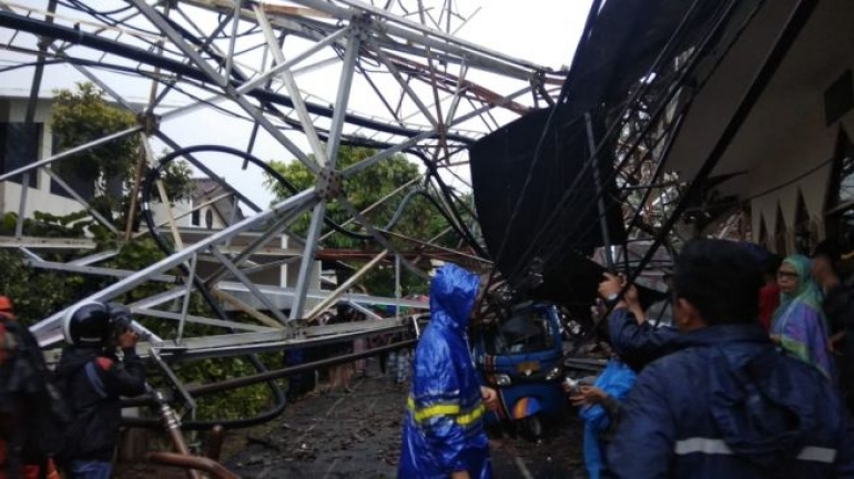 Menara BTS Radio Dalam RRI Roboh