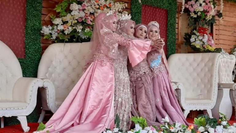 Momen Unik-Haru Saat Ibu dan Tiga Putrinya Nikah Bareng