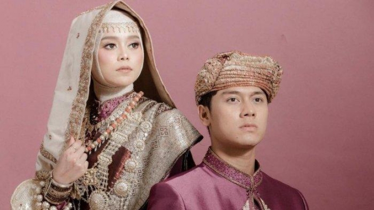 Lesti Kejora Hampir 'Tidak Berjodoh' dengan Rizky Billar, Lalu Seperti Takdir Bertemu di Satu Acara Pertemuan pedangdut Lesti Kejora dan aktor Rizky Billar hingga akhirnya bertunangan cukup unik.