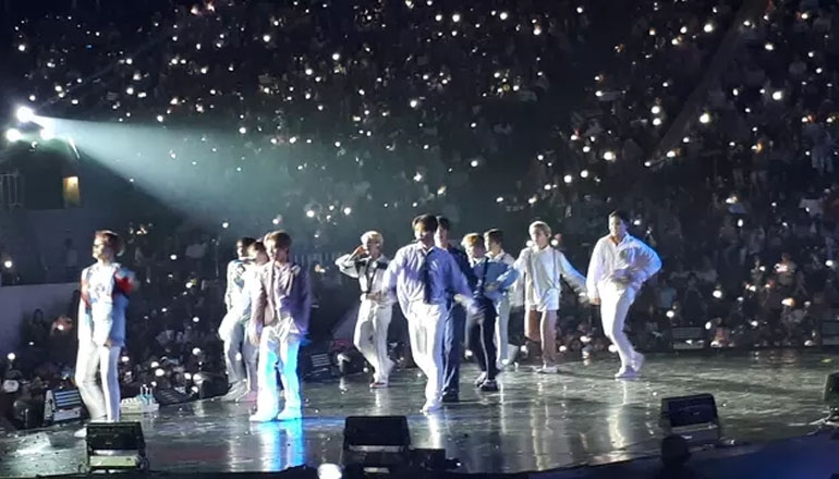 Seventeen Puji Semangat Carat Saat Konser di Jakarta