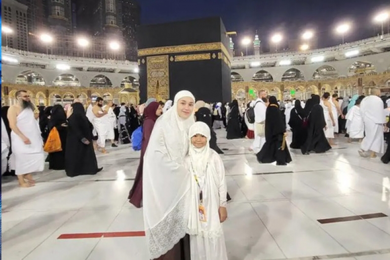 Ayu Ting Ting Puji Sang Putri yang Tetap Ikut Ujian Sekolah dari Tanah Suci