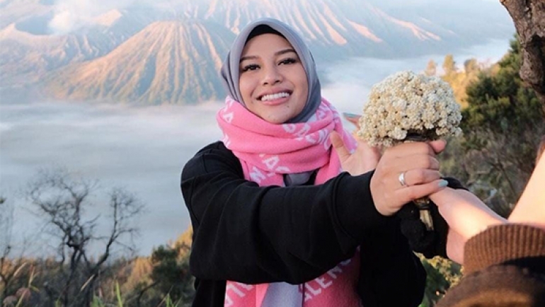 Kontroversi Aurel Hermansyah Pegang Bunga Edelweis, Tuai Kritik Tajam