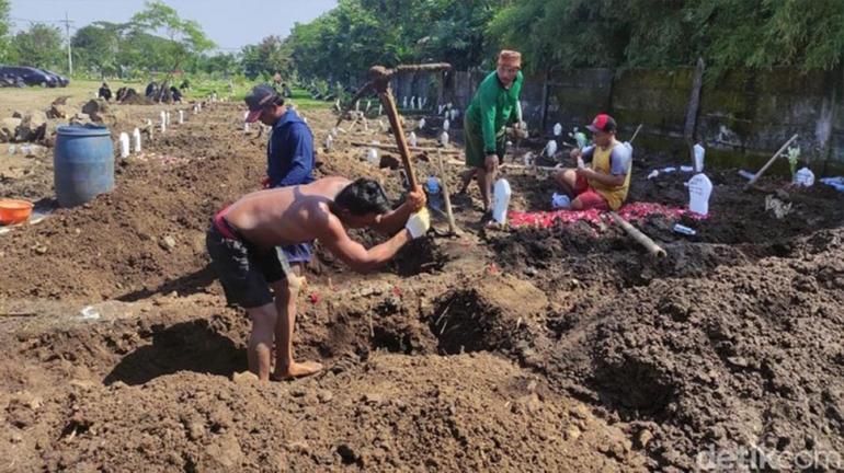 Penggali Kubur Pemakaman COVID-19 di Sidoarjo Belum Terima Upah 7 Bulan