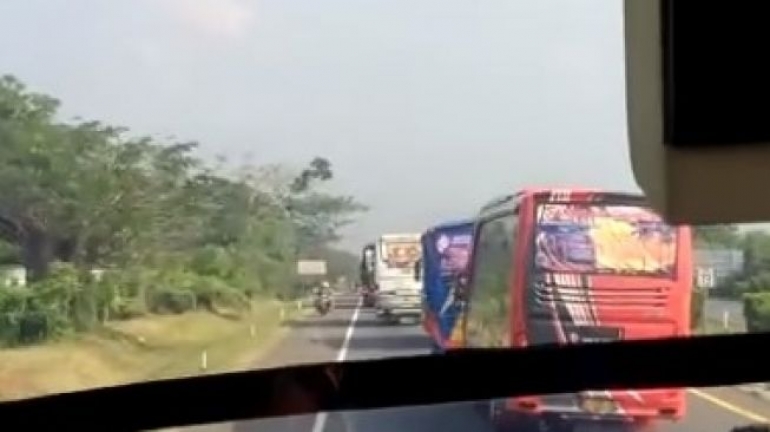 Insiden Konvoi Bus Ugal-Ugalan Viral di Media Sosial