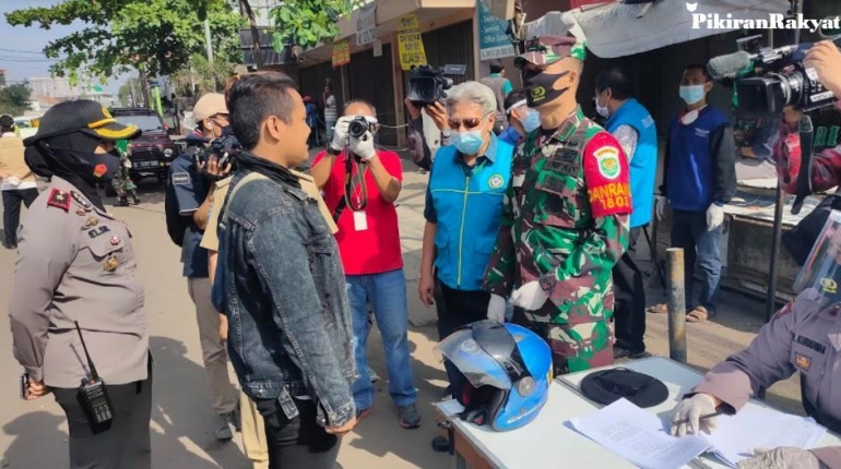 Sanksi Tak Pakai Masker di Kota Bandung: Sapu-Sapu, Baca Pancasila atau Nyanyi Indonesia Raya
