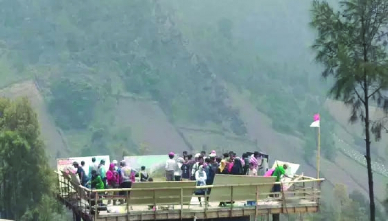 Peringati Sumpah Pemuda, 200 Pelukis Melukis di Atas Awan Bromo