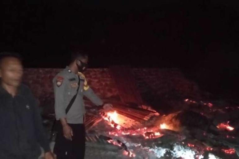 Sebelum Rumah Dibakar 50 Warga, Kakek yang Dituduh Dukun Santet Lari Selamatkan Diri