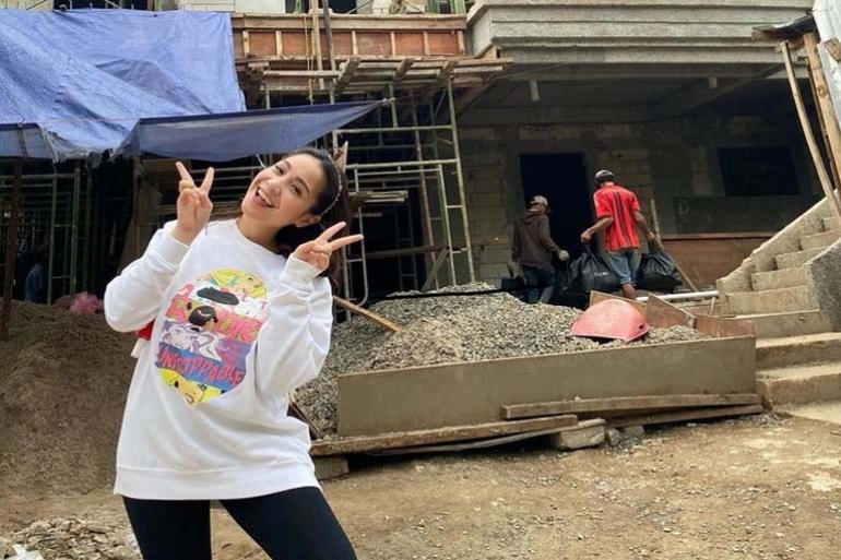 Nagita Slavina Pakai Bando Rp 11 Juta, Netizen: Pakai Motor di Kepala