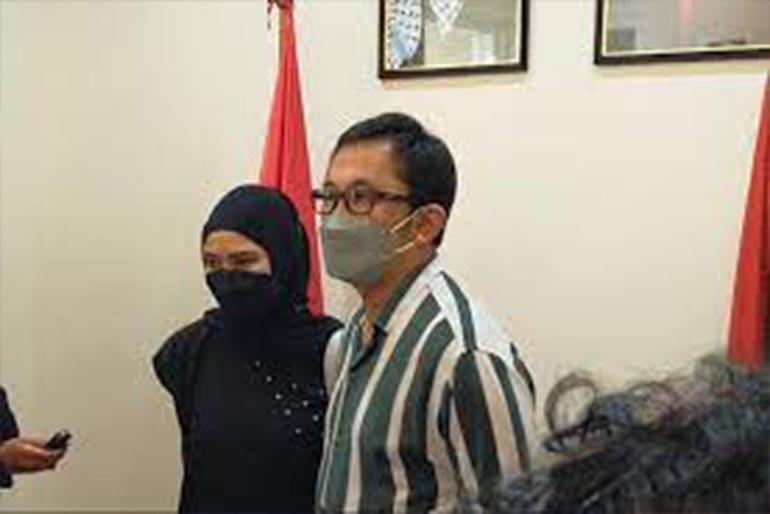 Cara Hanung Bramantyo & Zaskia Mecca Ajari Anak soal Konflik Palestina