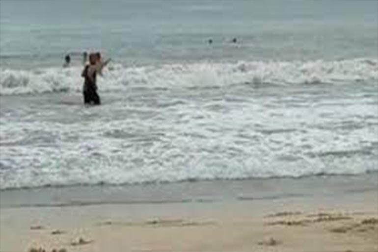 Lagi Mandi di Pantai Garut Selatan, Dua Orang Terseret Ombak